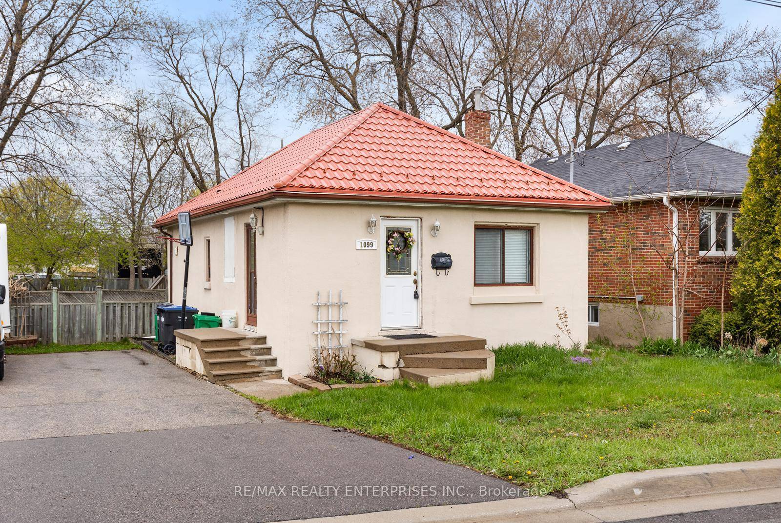 Charming Detached Home on a Generous Lot in Rapidly Growing Lakeview !