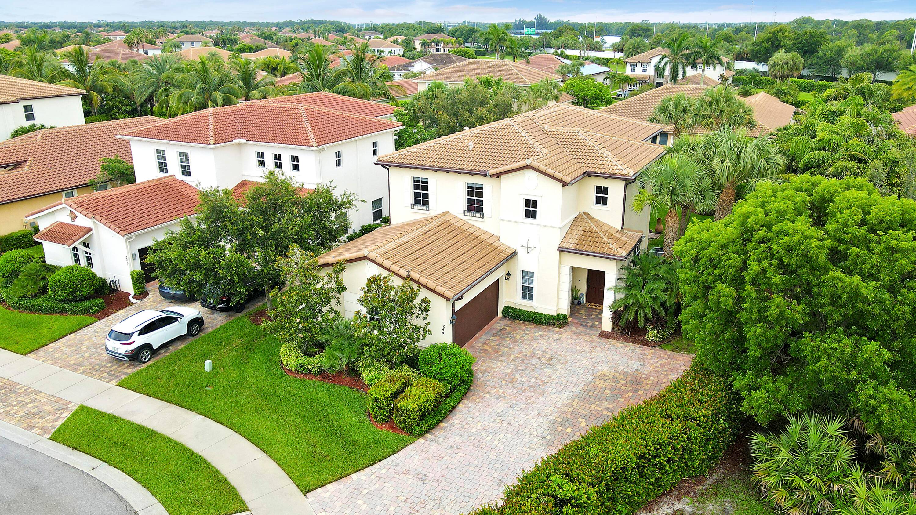 Don't miss this Murano model located in the highly desirable Rialto community of Jupiter !
