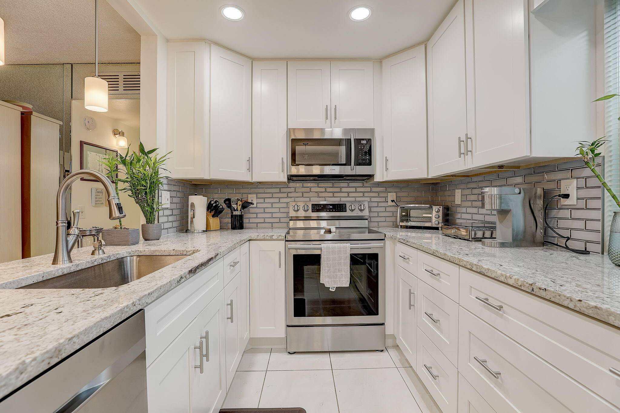 Welcome to this beautifully updated 2 bedroom, 2 bath condo in the highly sought after Kings Point community of Delray Beach, FL !