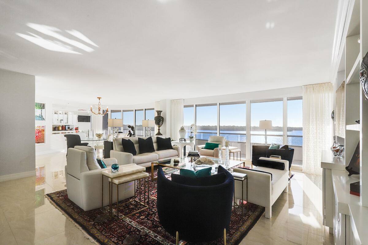 Welcome to Lake Point Tower, where luxury meets sophistication in an exquisitely designed residence.