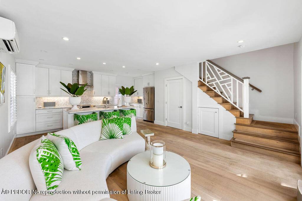 This exceptional in town villa is a rare offering modern, refined, and situated just one block from Worth Avenue and the beach, with easy access to the Lake Trail, restaurants, ...