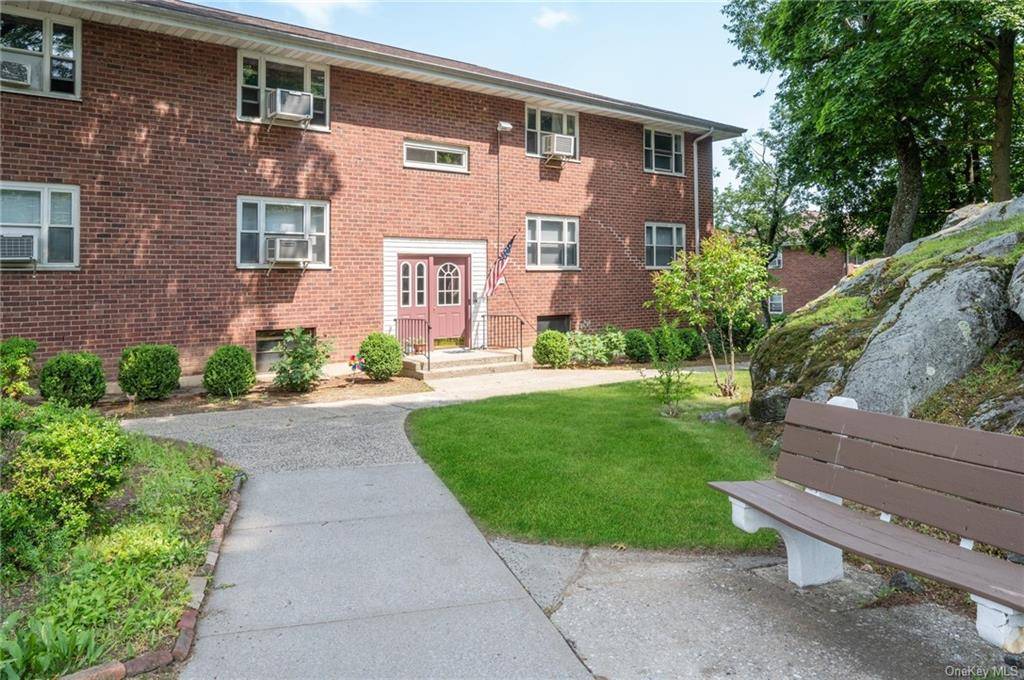 You can move right into this sunny 2 bedroom co op located on North Broadway in North West Yonkers.