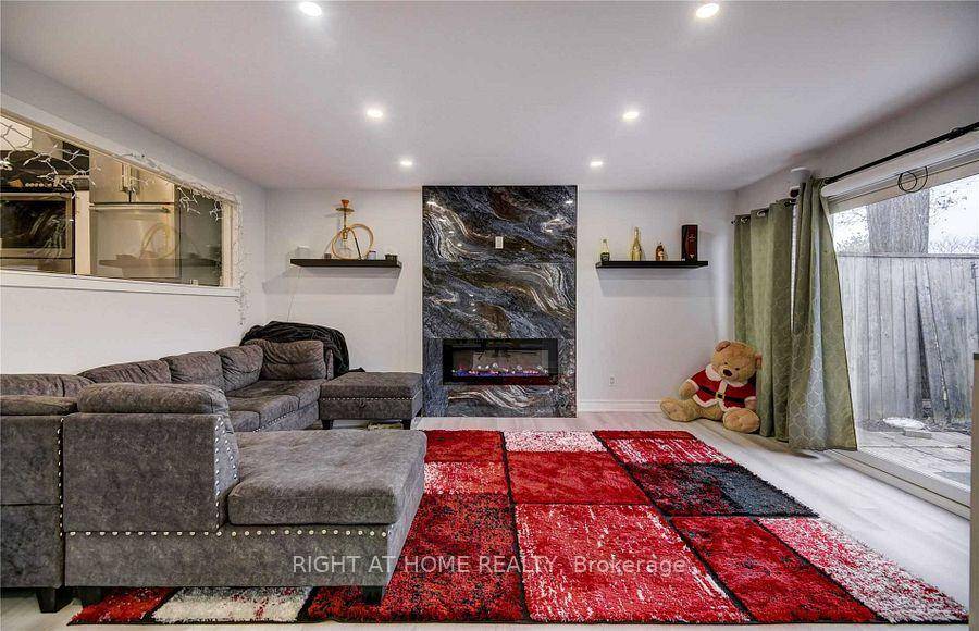 Must Visit Beautiful Luxury Finished Condo Townhouse With 3 Bedrooms amp ; 2 washroom.
