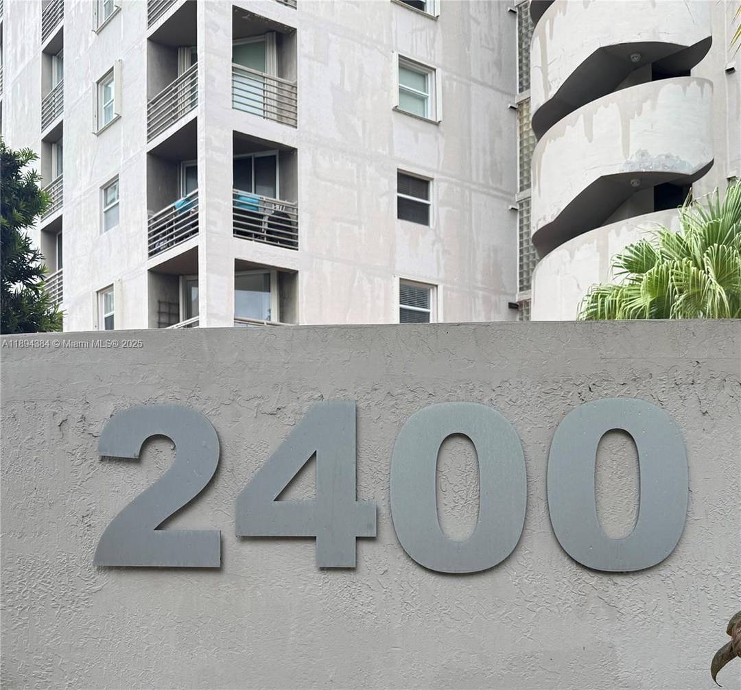 BACK ON THE MARKET ! ! Spacious 1 bed 1 bath unit offering 878 square feet of living space.