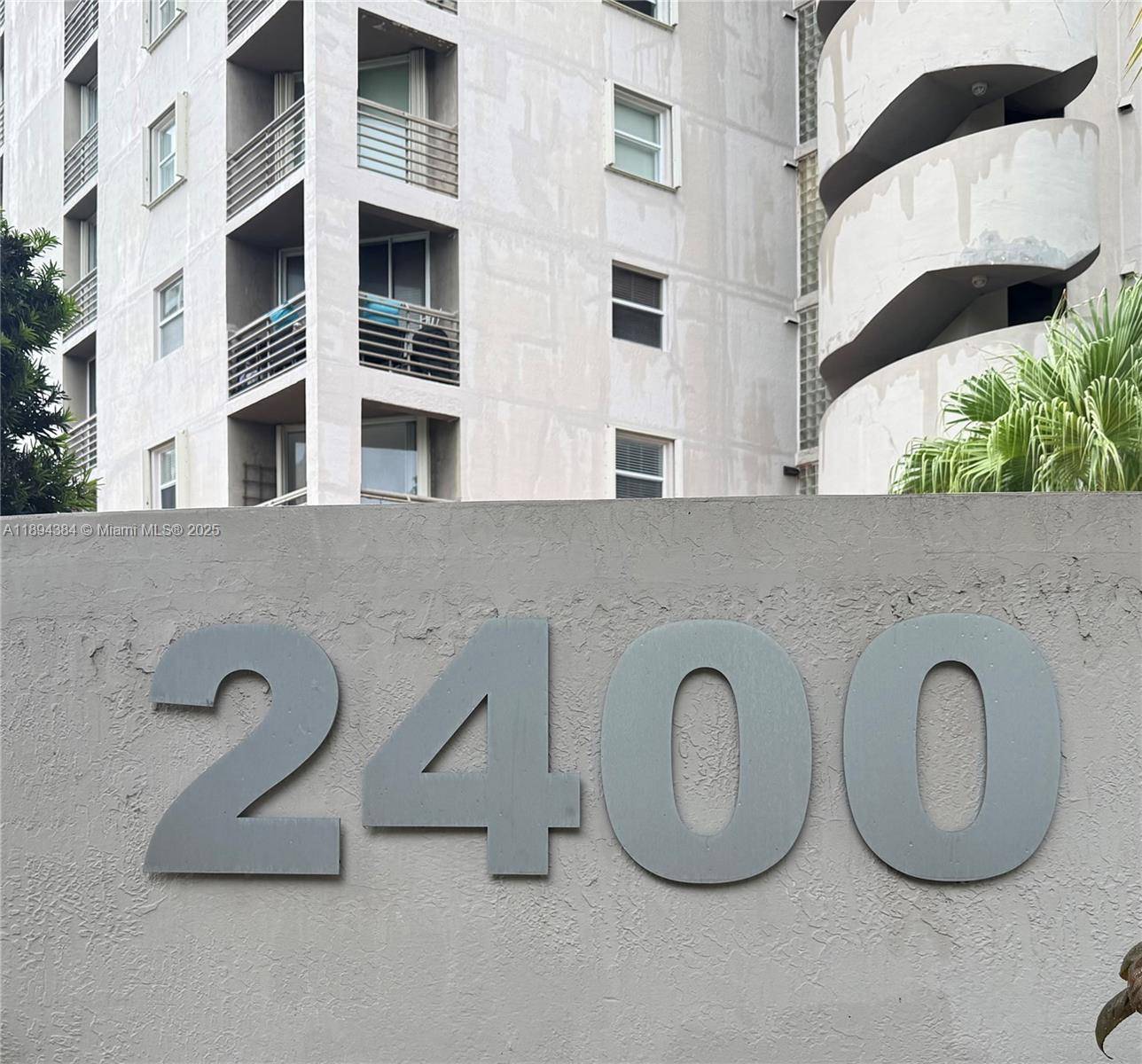Spacious 1 bed 1 bath unit offering 878 square feet of living space.