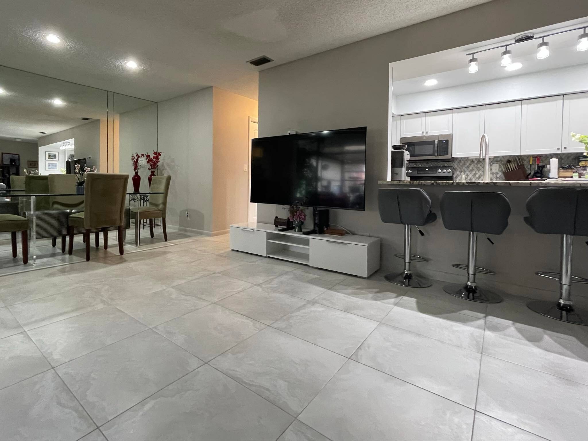 Welcome to this bright and updated villa.