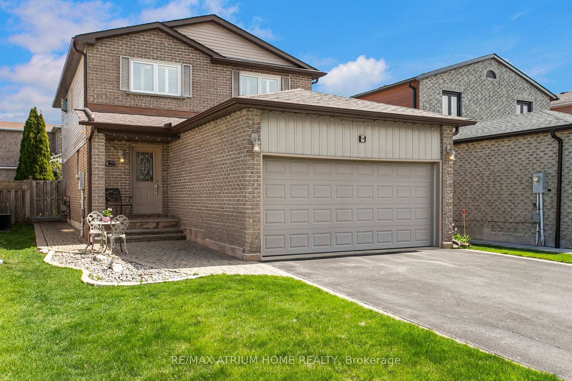 Beautifully Upgraded amp ; Well Maintained Detached Home In Central Richmond Hill Within Easy Walking Distance Of All Amenities.