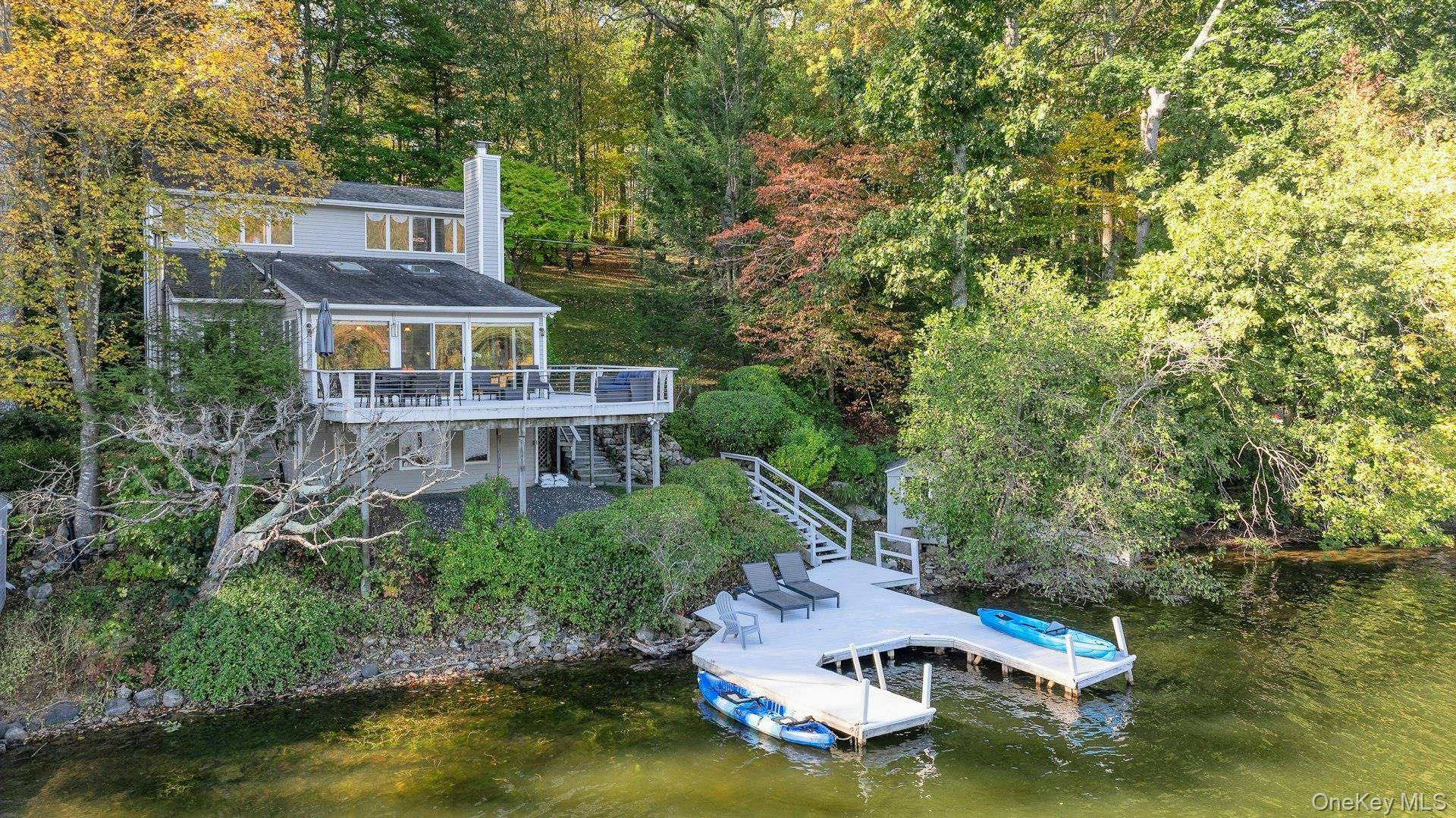 Magical lakefront retreat !