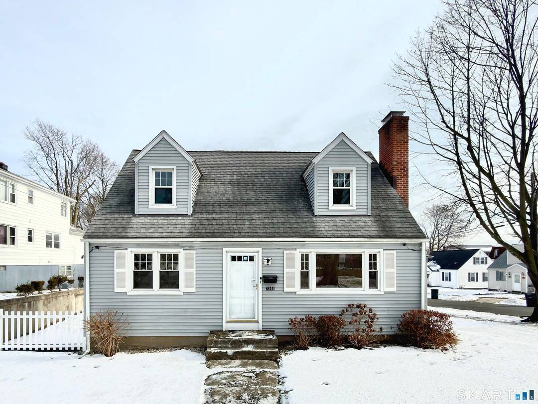 Enjoy this lovely Cape Cod style single family home for rent, located in a cozy North End Bridgeport neighborhood, conveniently close to Sacred Heart University, Fairfield University, and major medical ...