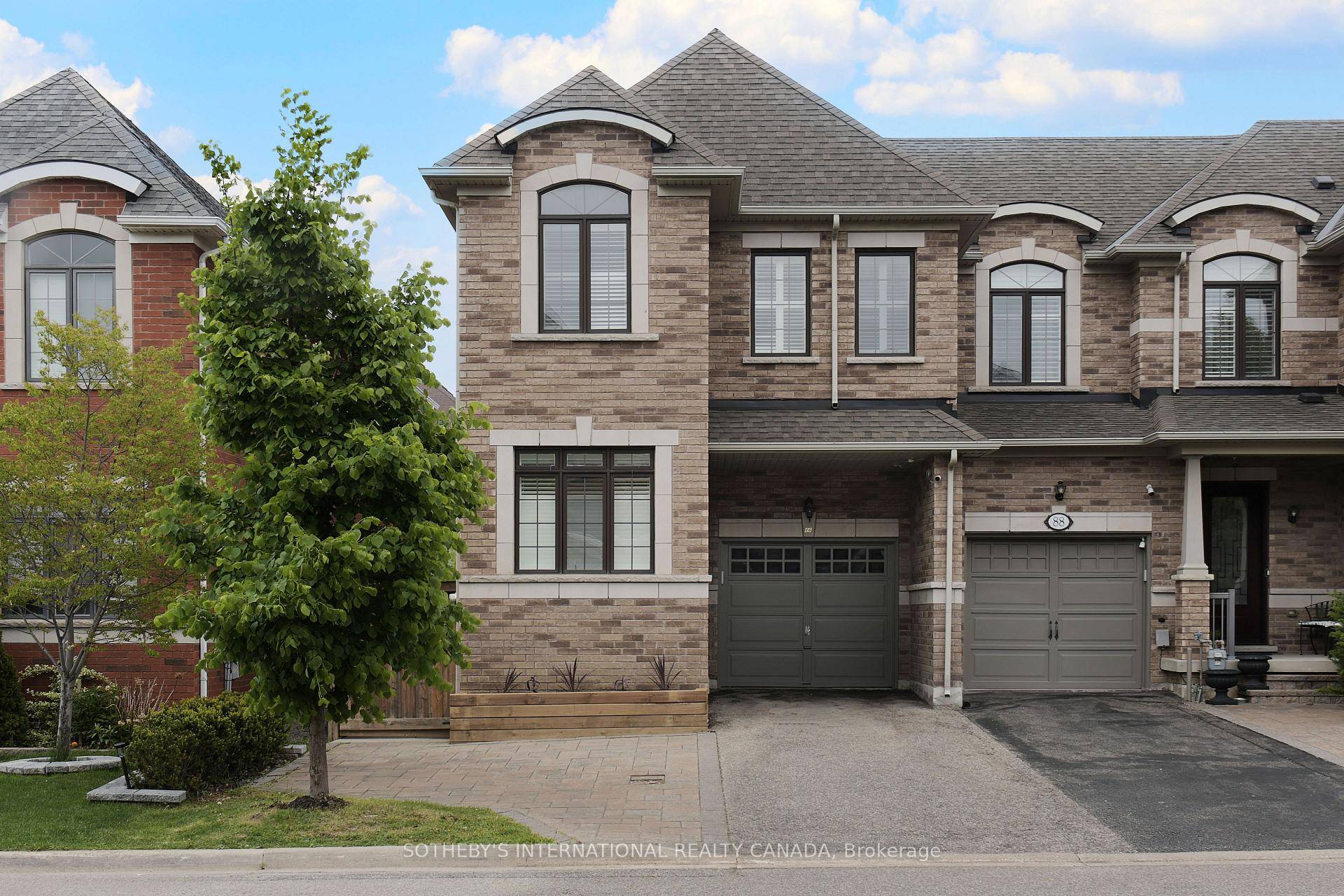 End Unit ! ! Investment Property !