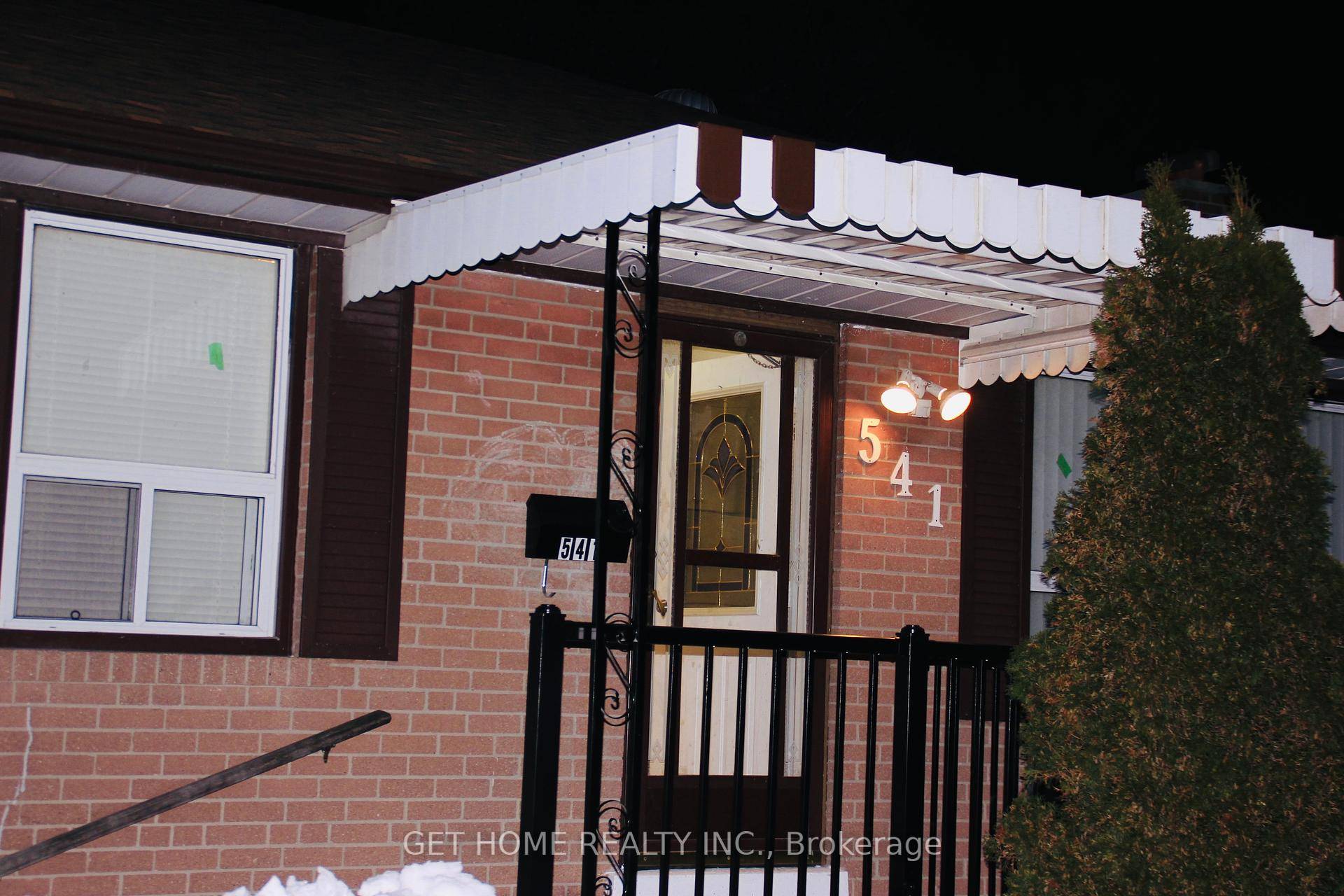 This beautifully lit and welcoming main level home features 3 bedrooms in a prime Oshawa neighborhood.