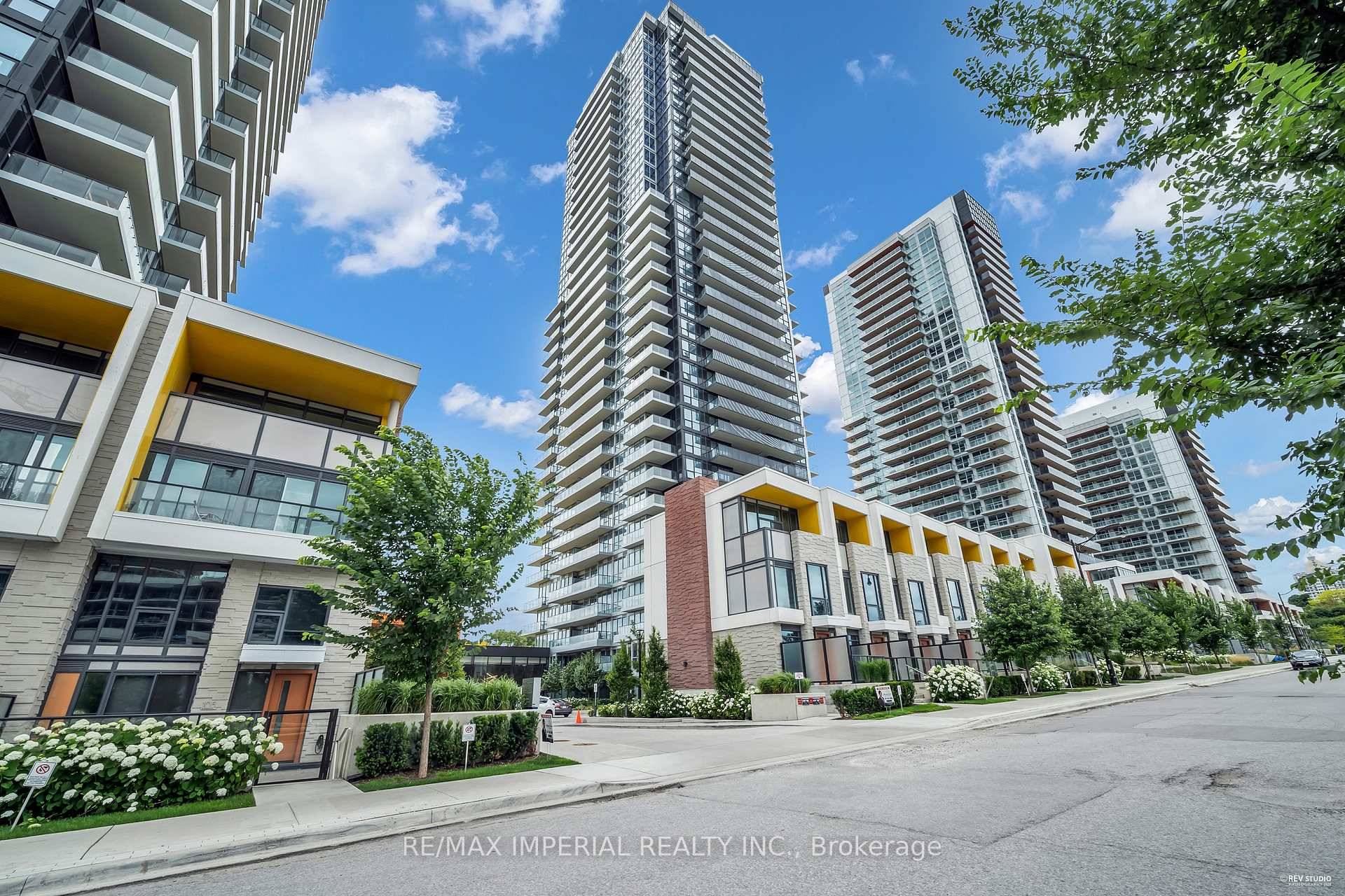 Spacious End Unit, 2 Bdrms amp ; 2 Baths On Seasons Luxury Condo By Concord In Prestigious Bayview Village !