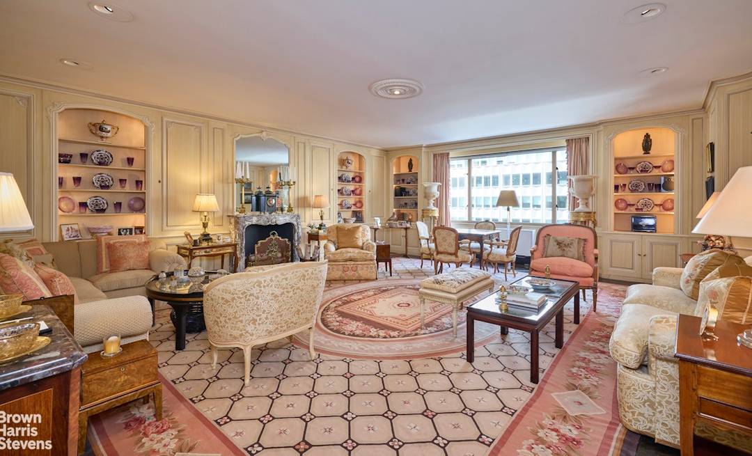 Elegant Corner 7 Rooms in Prime Midtown Location From the 14th Floor of one of Park Avenue's most distinguished white glove cooperatives, this grand residence enjoys a gracious layout, soaring ...