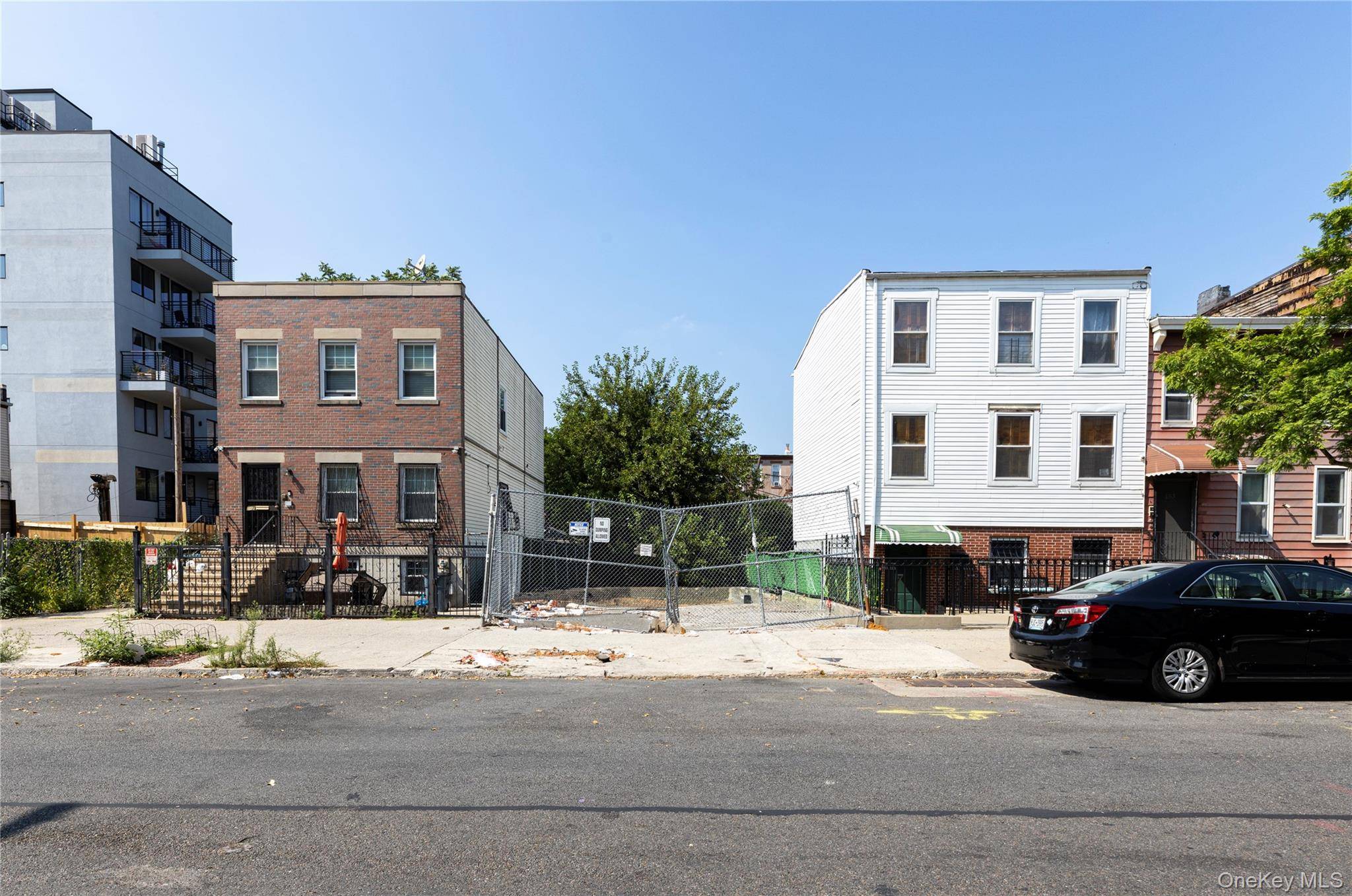 Location ! 25 wide by 100 lot for sale !