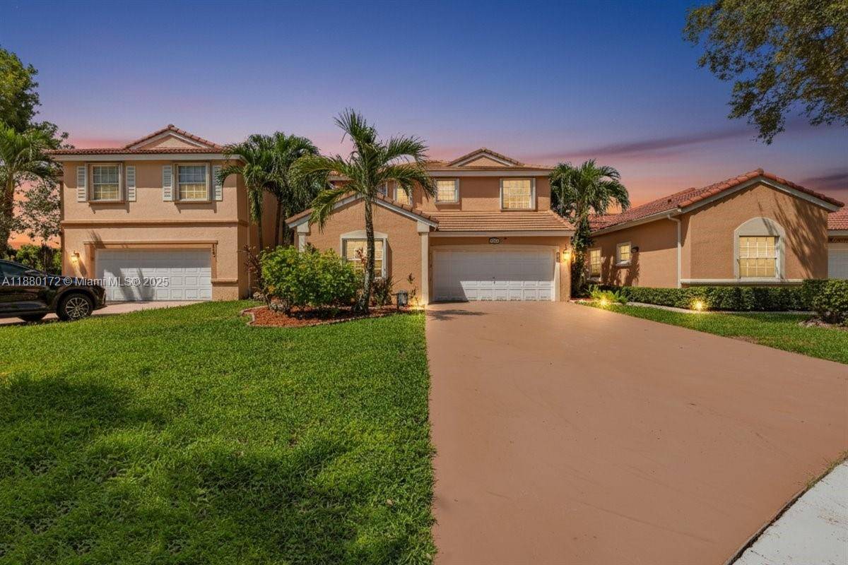 This beautiful 3 bed, 3 bath home located in the desirable Huntington community.