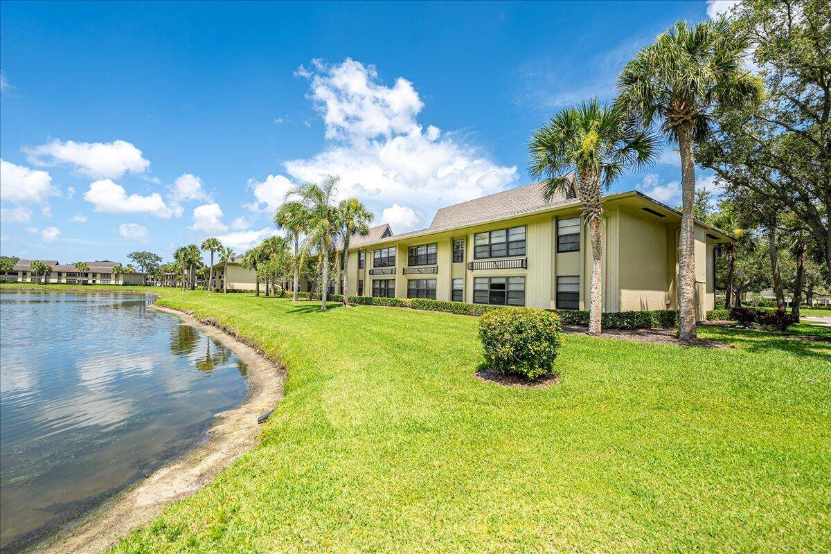 Welcome to Vista Plantation, a quiet community with gorgeous lake and golf course views !