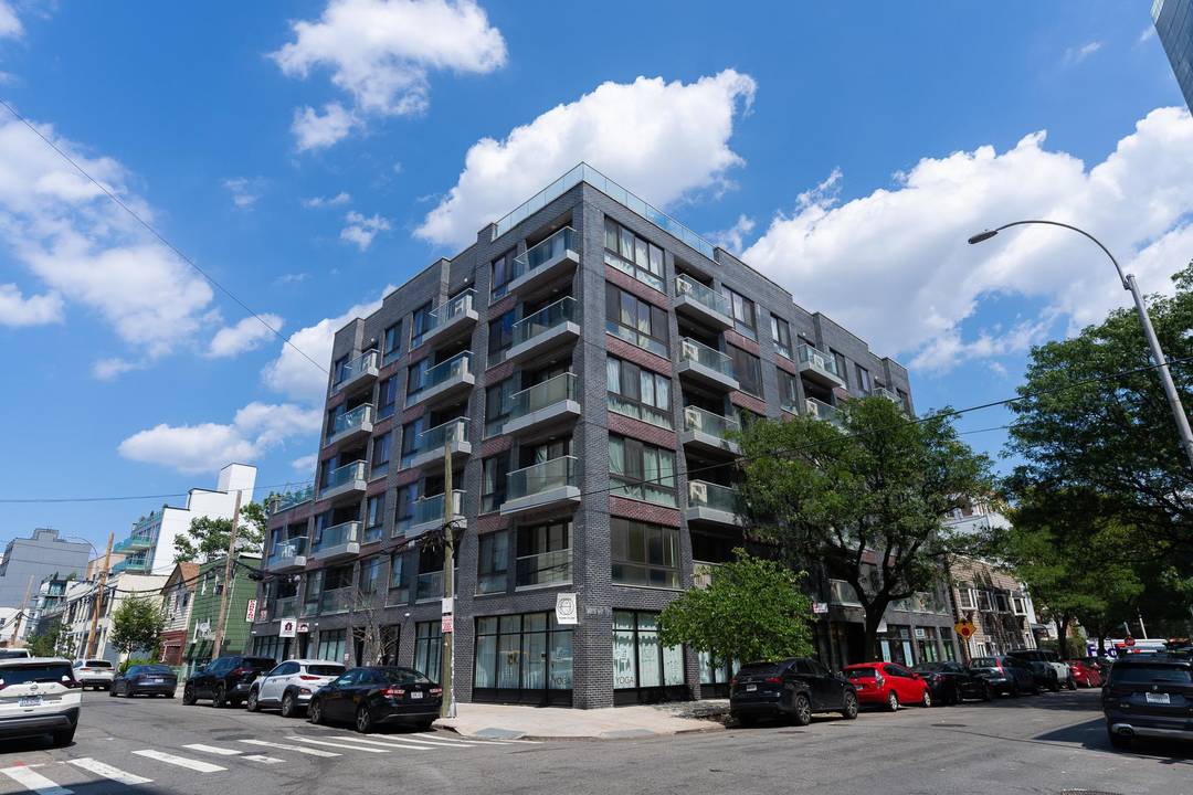 Bright and spacious unit located just one block from Queensboro Plaza N W 7 trains.