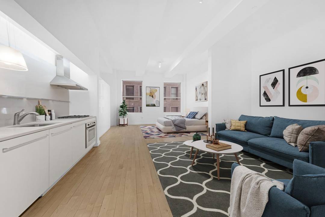 Welcome to this elegant oversized studio at The Downtown by Philippe Starck at 15 Broad Street !