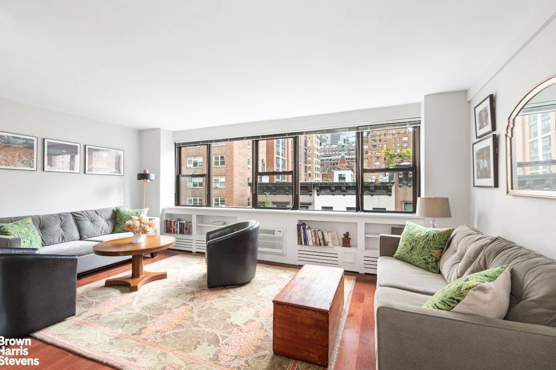 With stunning views of the Chrysler Building, this fully renovated studio in Murray Hill is the ideal home.