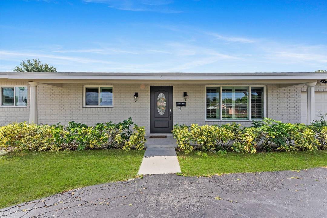 Come see this stunning 4 bedroom, 2 bathroom home, perfect for comfortable living and entertaining !