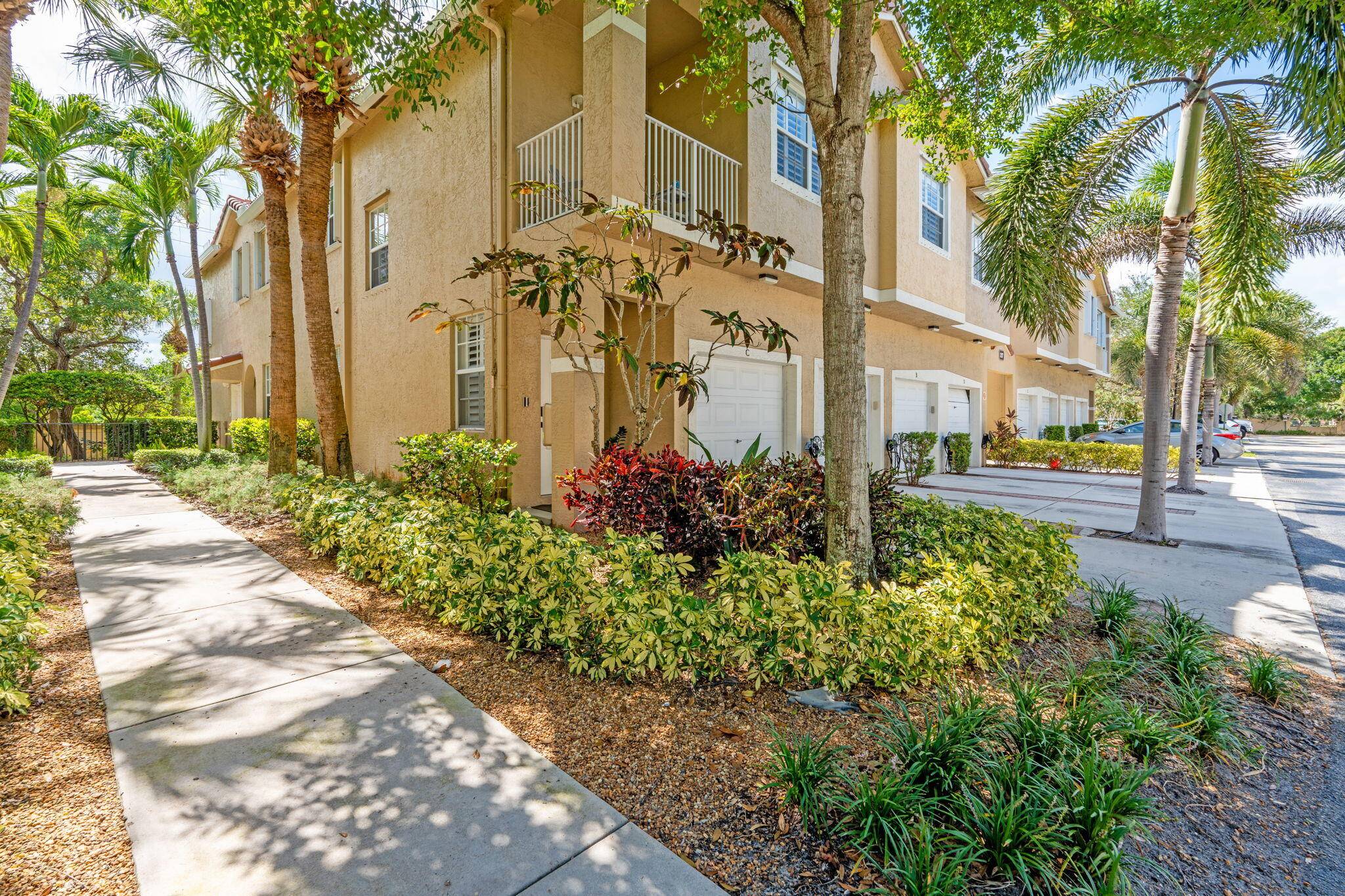 This spacious 3 2 furnished rental in Tequesta is conveniently located close to Jupiter beaches, golf courses, local shops, and great dining !