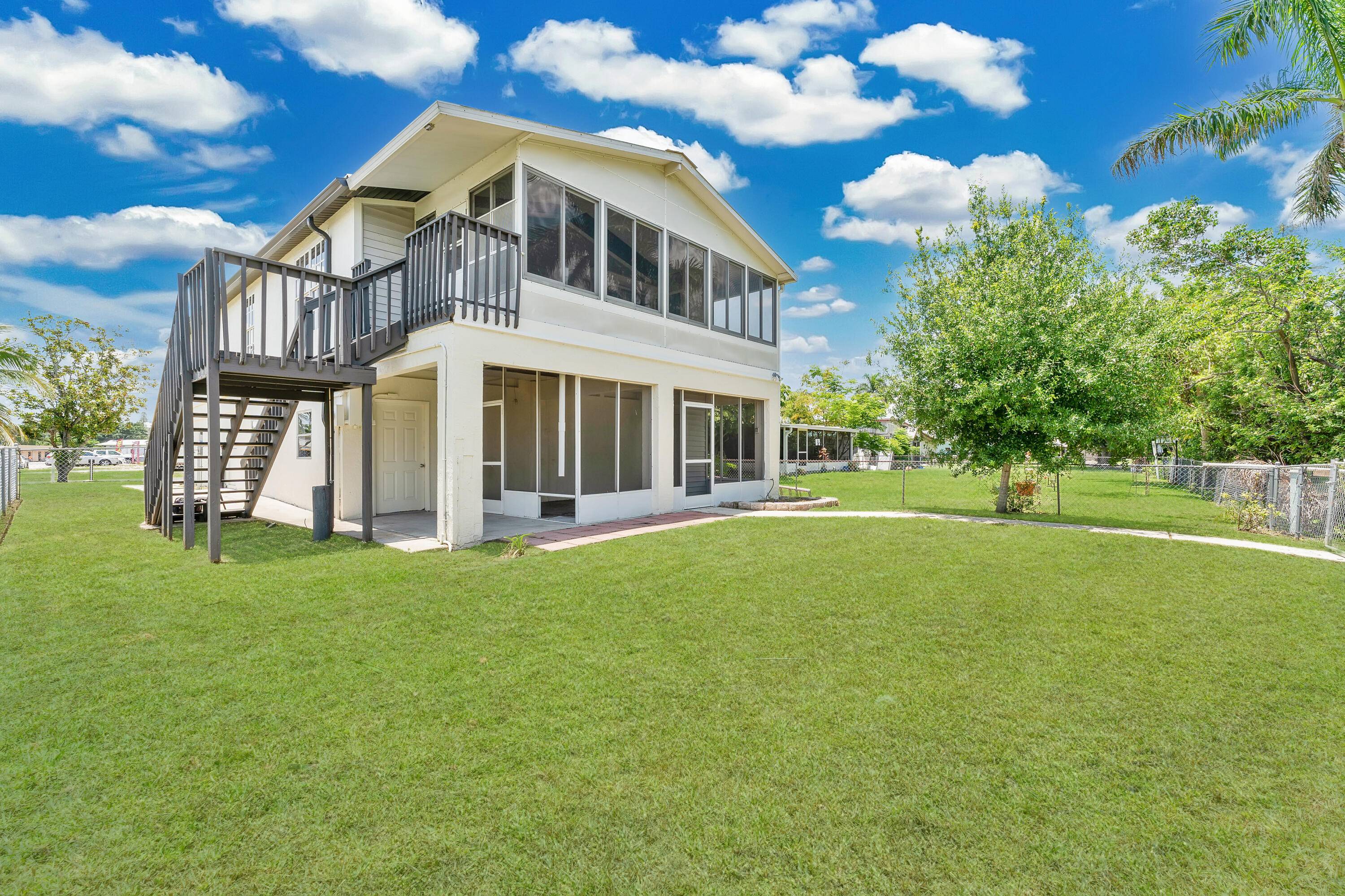This natural light filled corner lot offers direct Gulf access with no fixed bridges and stunning views of Downtown Fort Myers.