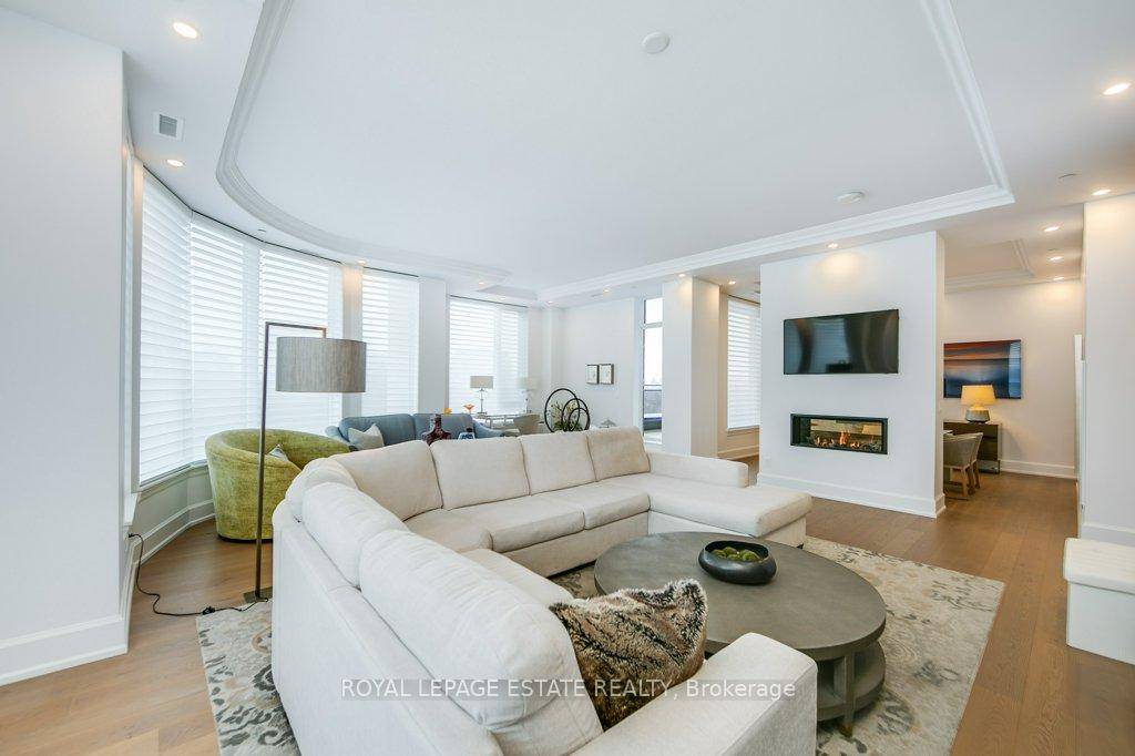 Stunning 2612 sq. ft Penthouse with beautiful terrace in prestegious SAXONY !