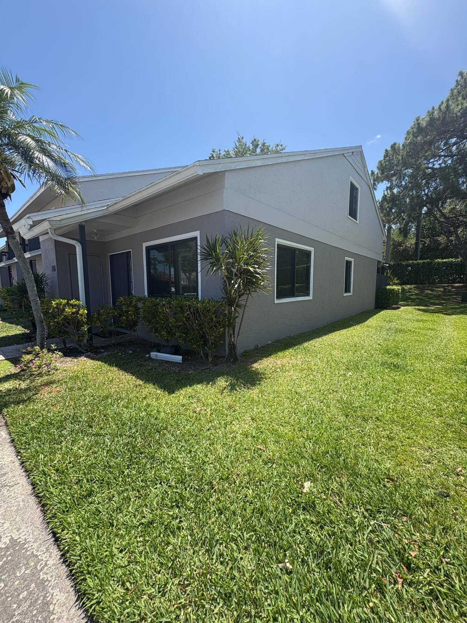 Beautifully maintained 3 bedroom, 2 bath townhome located in the quiet community of Greenacres.