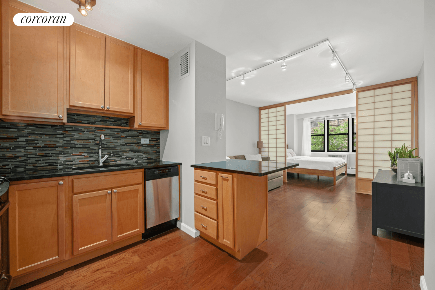 Step into apartment 6J, a stunning studio within Gramercy Arms, a beautifully maintained cooperative nestled among the charming surroundings of Irving Place, Gramercy Park, Stuyvesant Park, and Union Square Park.
