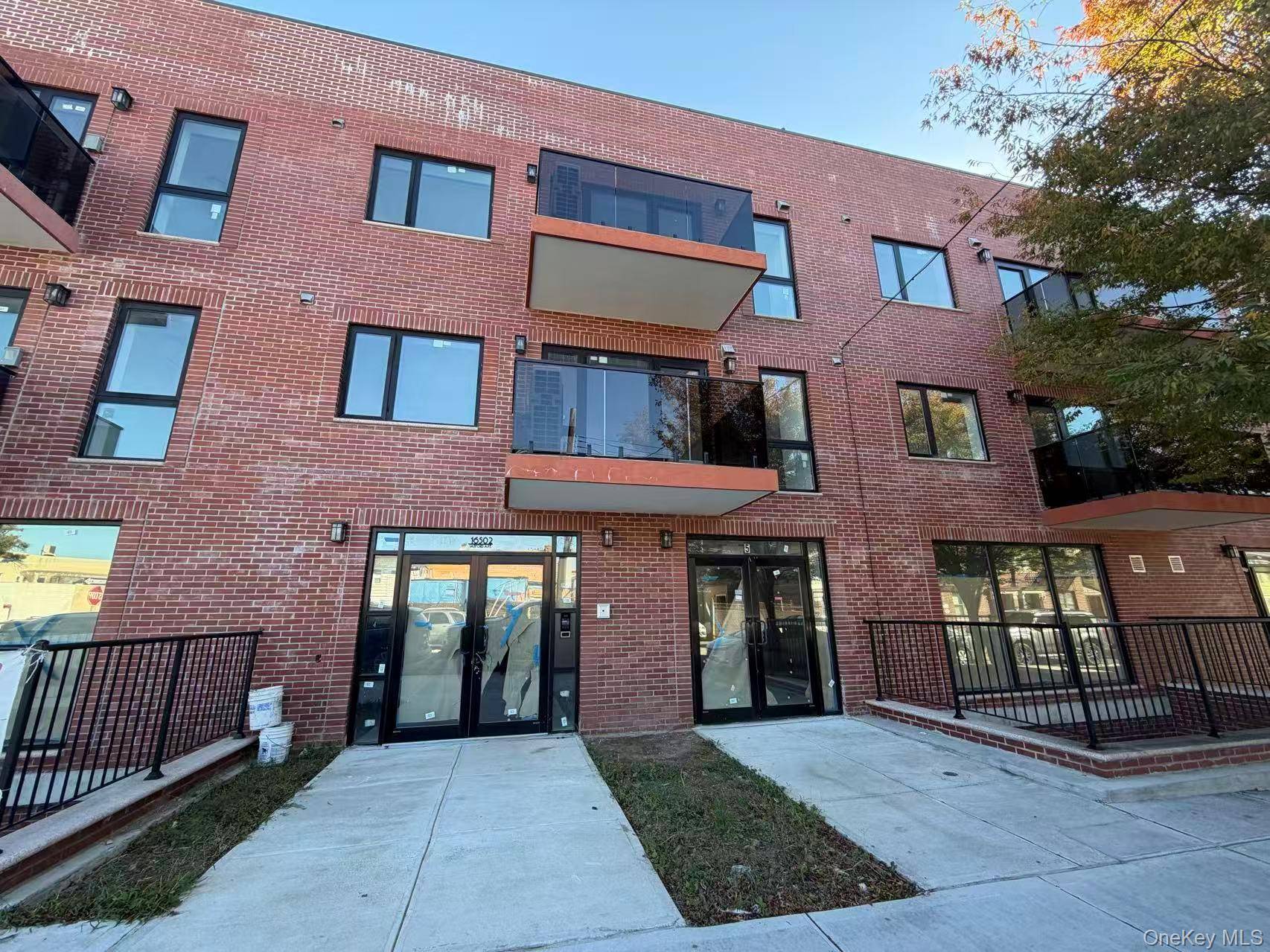 The building features a reinforced concrete structure with excellent soundproofing and insulation !