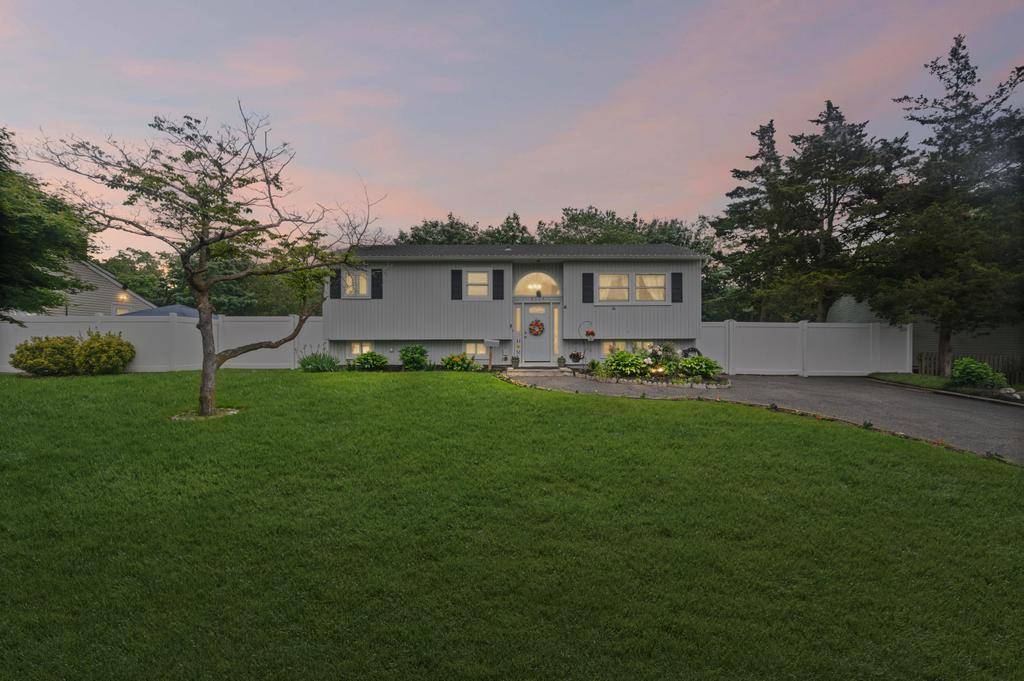 welcome to this 5 bedroom spacious Hi Ranch ideal for growing family or mother in law suite !