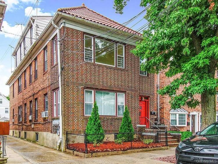 Charming 3 Bedroom, 1 Bathroom apartment available on a picturesque tree lined street in Woodlawn Heights !