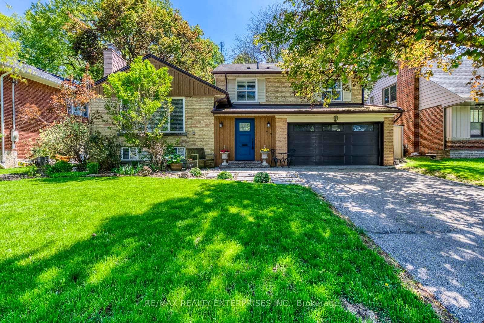 Sophisticated Living In Humber Valley Village.