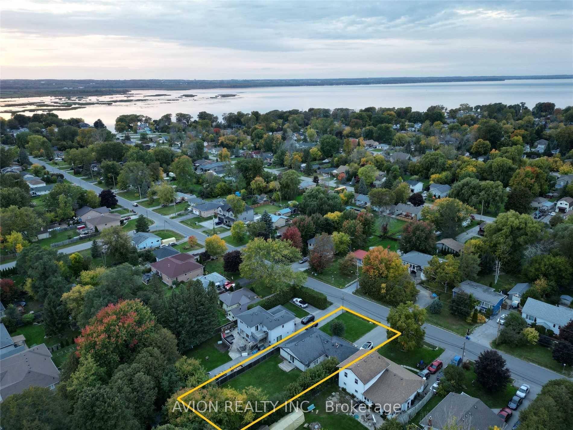 Enjoy The Lush Greenery And Tranquil Lakeside Properties Next To Cook's Bay Keswick.