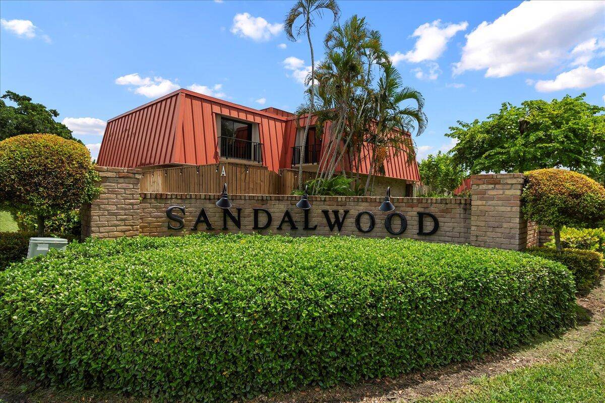 Impeccably Maintained and Remodeled Townhome in Palm Beach GardensThis is a beautifully appointed 2 bed, 2 bath property, no detail has been overlooked.