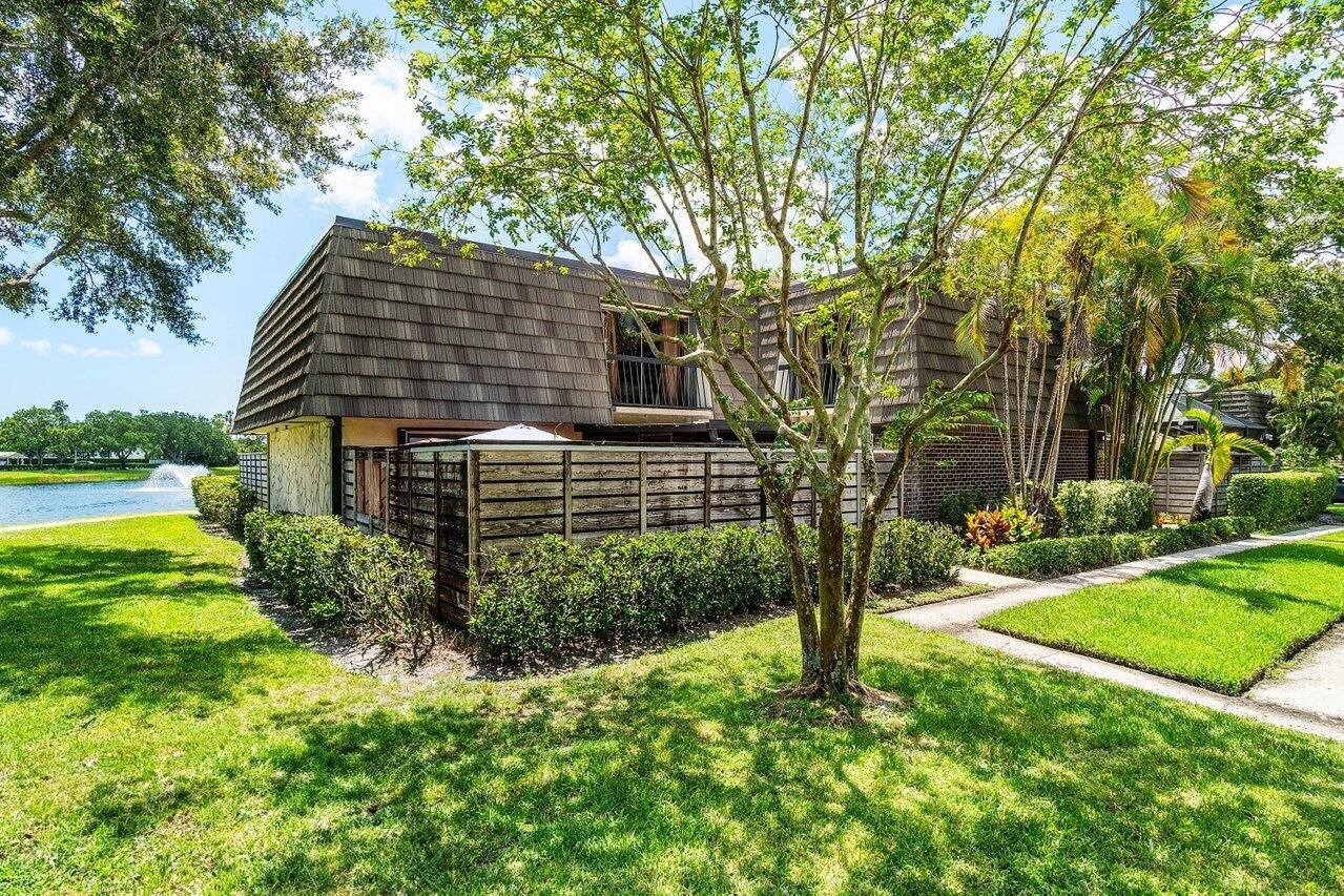 This Glenwood 3 bedroom 3 bath townhome has one of the best locations in all of Glenwood, nestled along the wide lake with huge shady banyan trees and spacious green ...