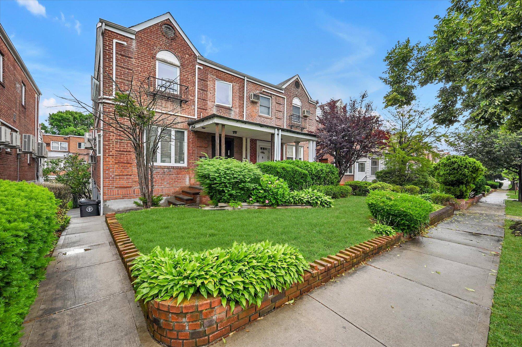 Just Listed ! Semi Attached Colonial in Prime Location Don t miss this great opportunity to move in to this beautifully maintained semi attached colonial.