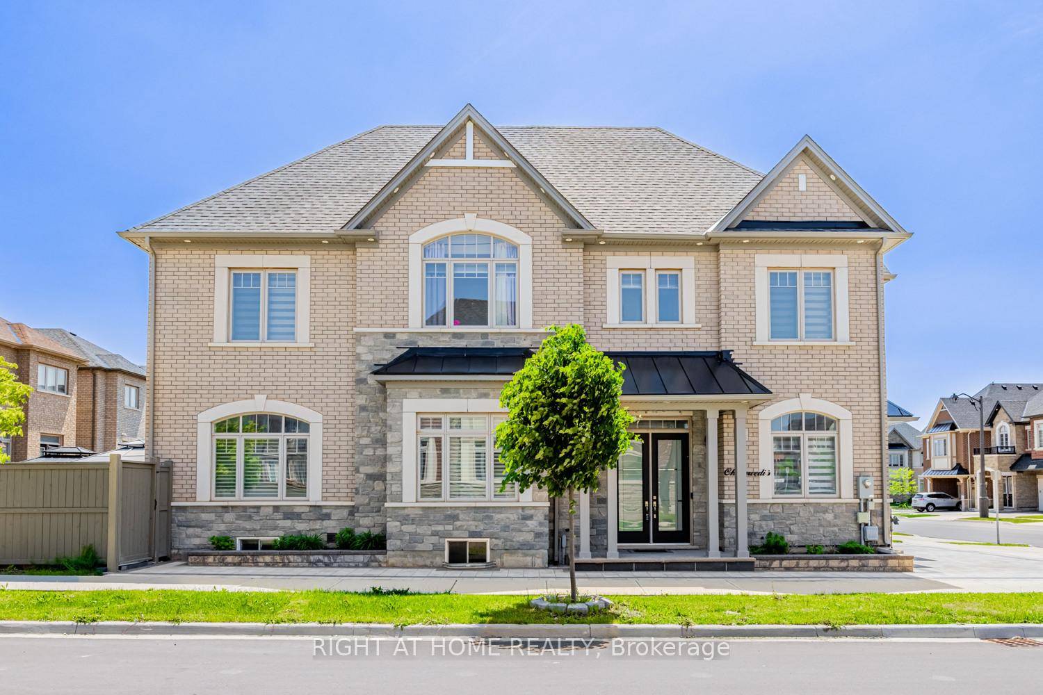 Welcome to 104 Sora Gate, Oakville where elegance meets excellence.
