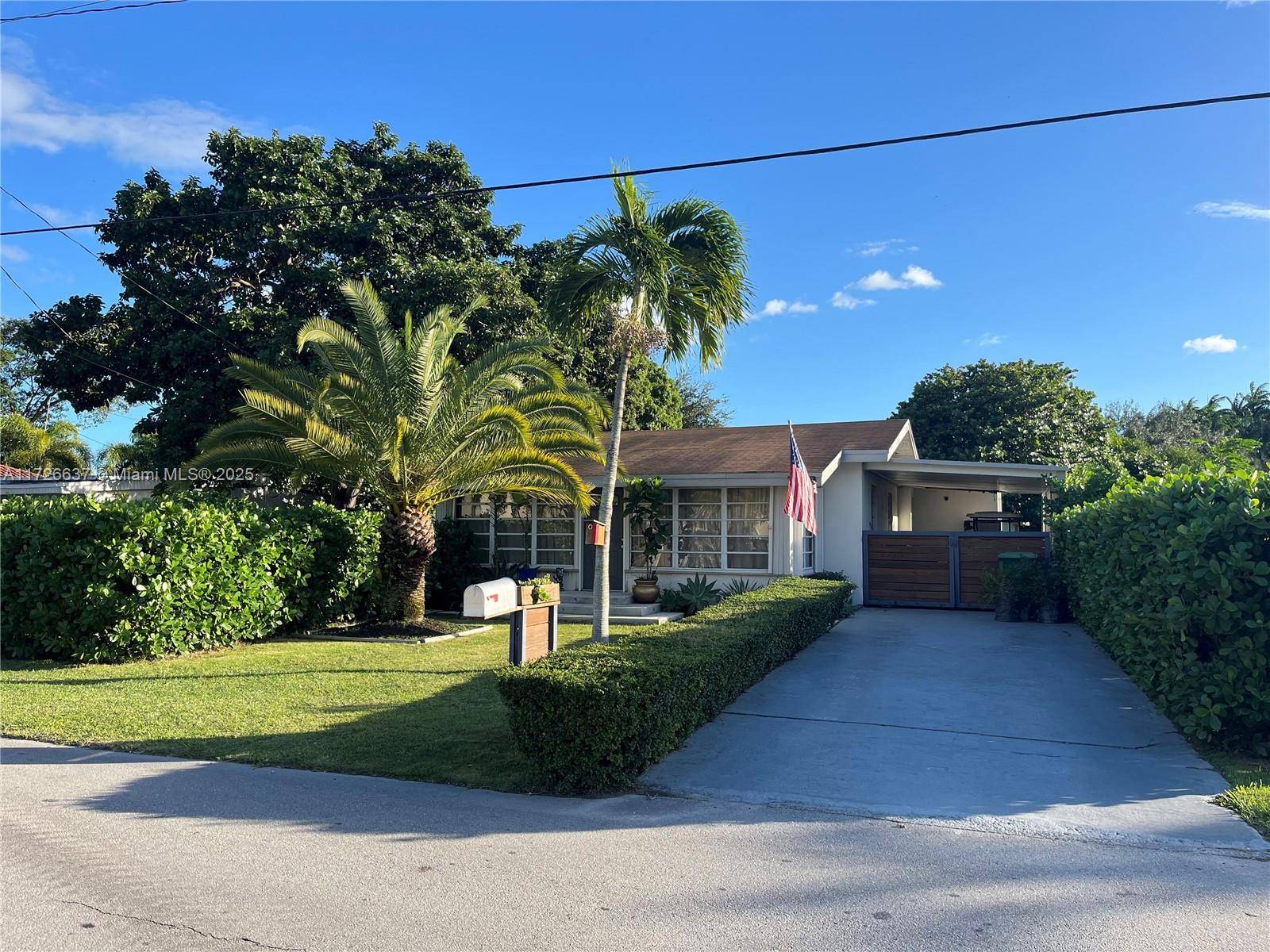 Don t miss this rare chance to own a property in highly desirable Palmetto Bay, located just minutes from The Falls.