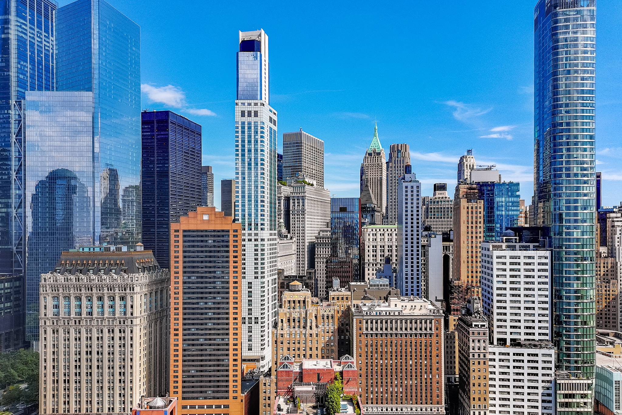 OVERSIZED HIGH FLOOR ONE BEDROOM WITH ICONIC HARBOR VIEWS Sleekly renovated and freshly painted and pin drop QUIET, this rarely available H LINE !