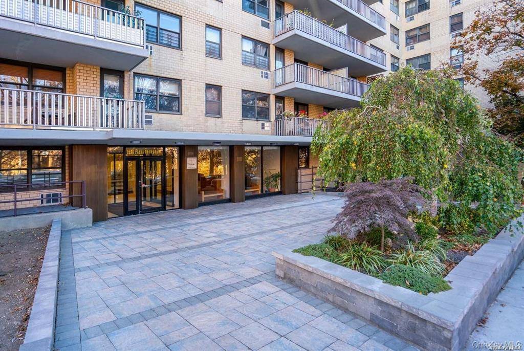 This apartment sits on an elevated hill, offering 20th floor views and abundant natural light from a ninth floor home.