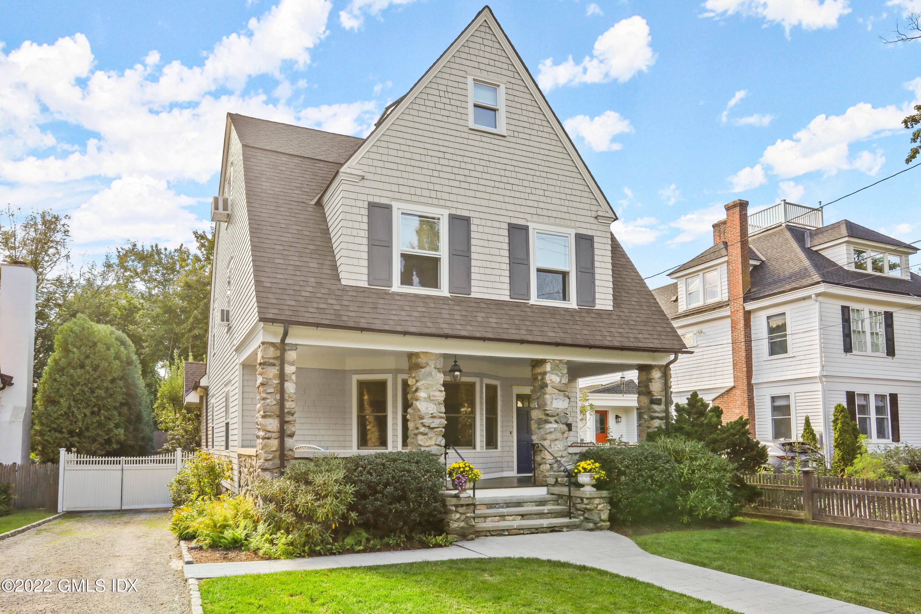 FURNISHED AND FLEXIBLE TERM RENTAL on coveted Maher Avenue.