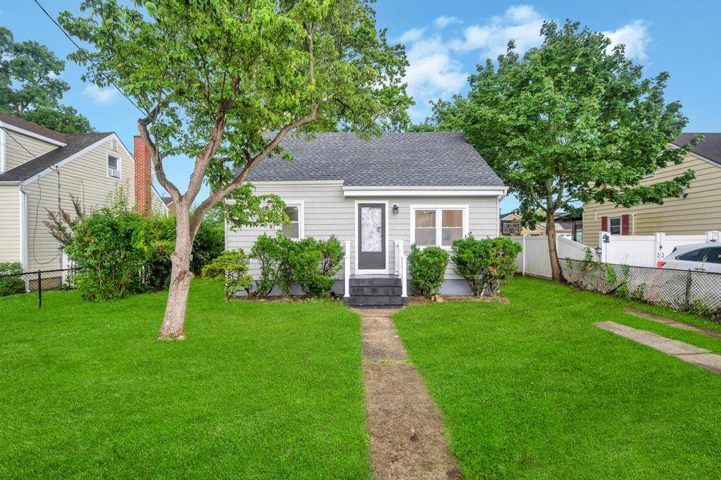 Welcome to 312 Abbington Court Expanded Cape in Diamond Condition Completely renovated throughout.