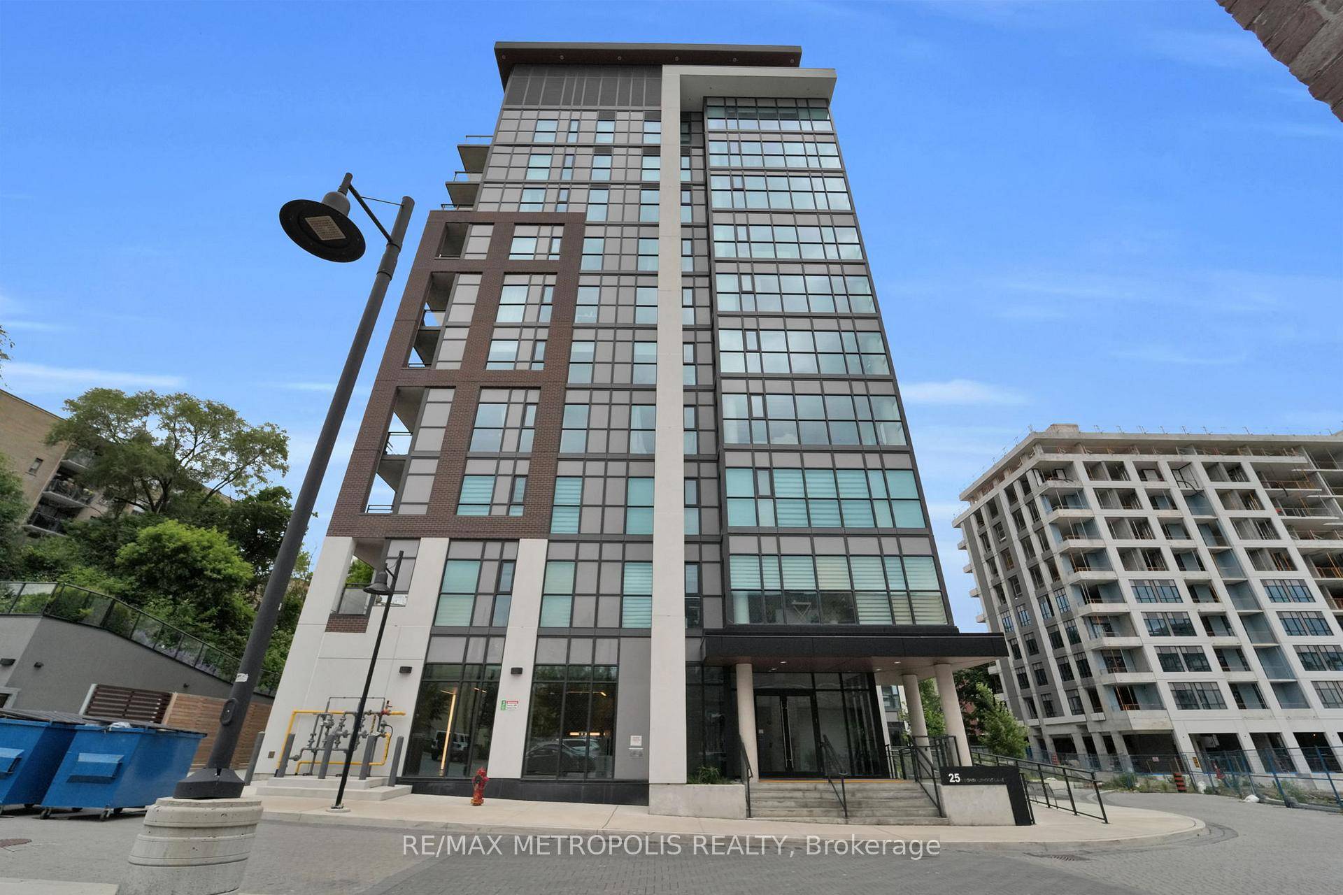 Welcome to urban living at its finest in this stunning 1 1 bedroom condo at the sought after 25 Neighbourhood Lane.