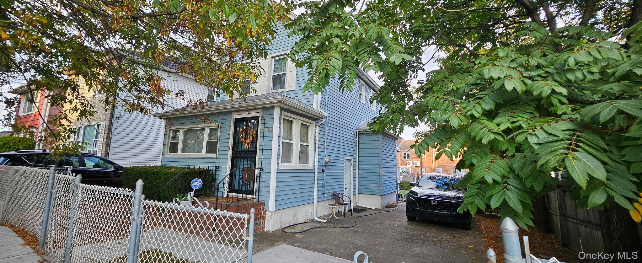 Its Corner property all Updated R3 2 Zoned, Excellent move in condition Close to 495 and Utioia Pky, Near Park, shops, Bus Main Street and City 1st Living Room with ...