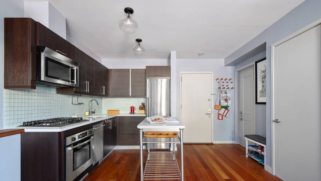 Welcome to this beautifully designed and generously proportioned condominium in the heart of Gowanus, right at the edge of Park Slope.
