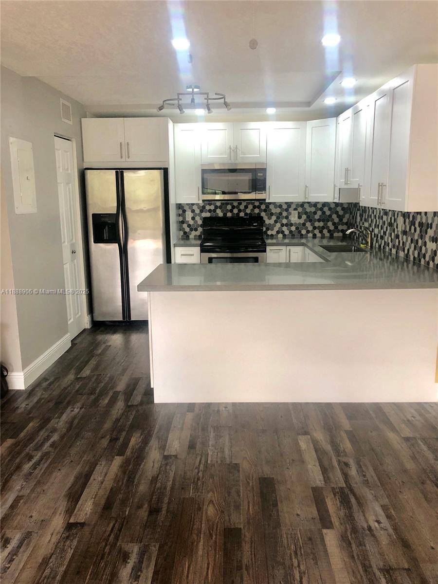 Spacious and bright 3Bed 2Bath condo in Kendall.