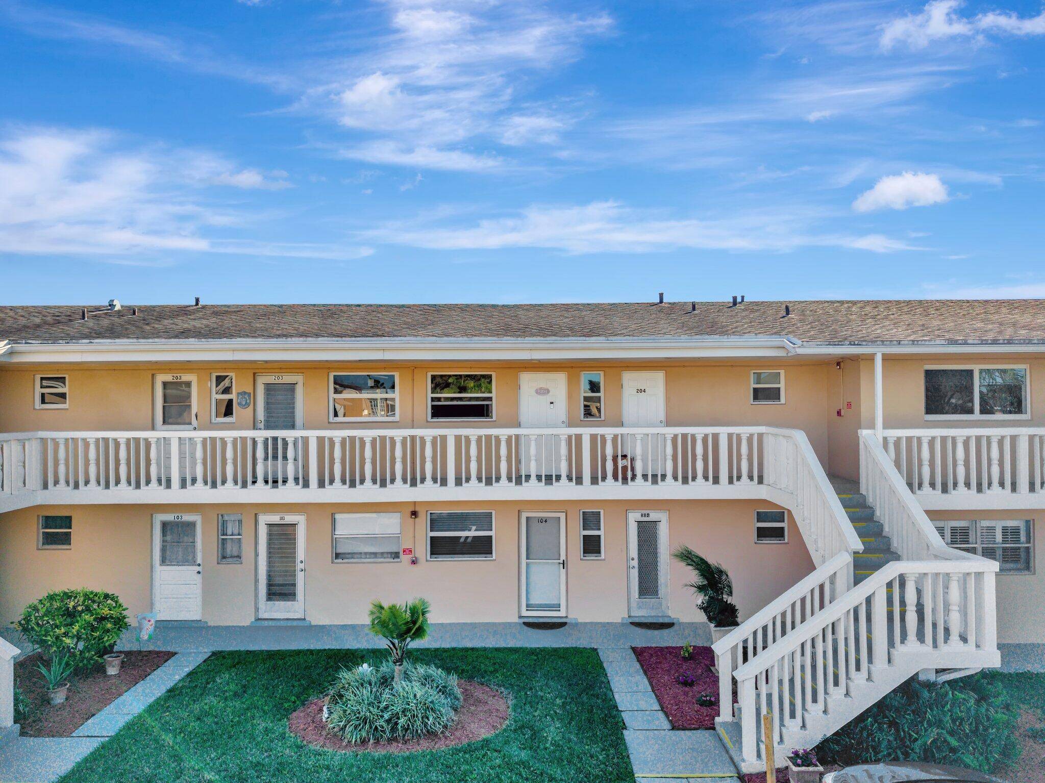 Located in the heart of Boynton Beach, this beautifully remodeled 1 bedroom, 1.