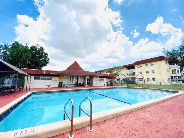 This convenient condo is located in a walking distance to shopping plaza, restaurants and University of FLL.