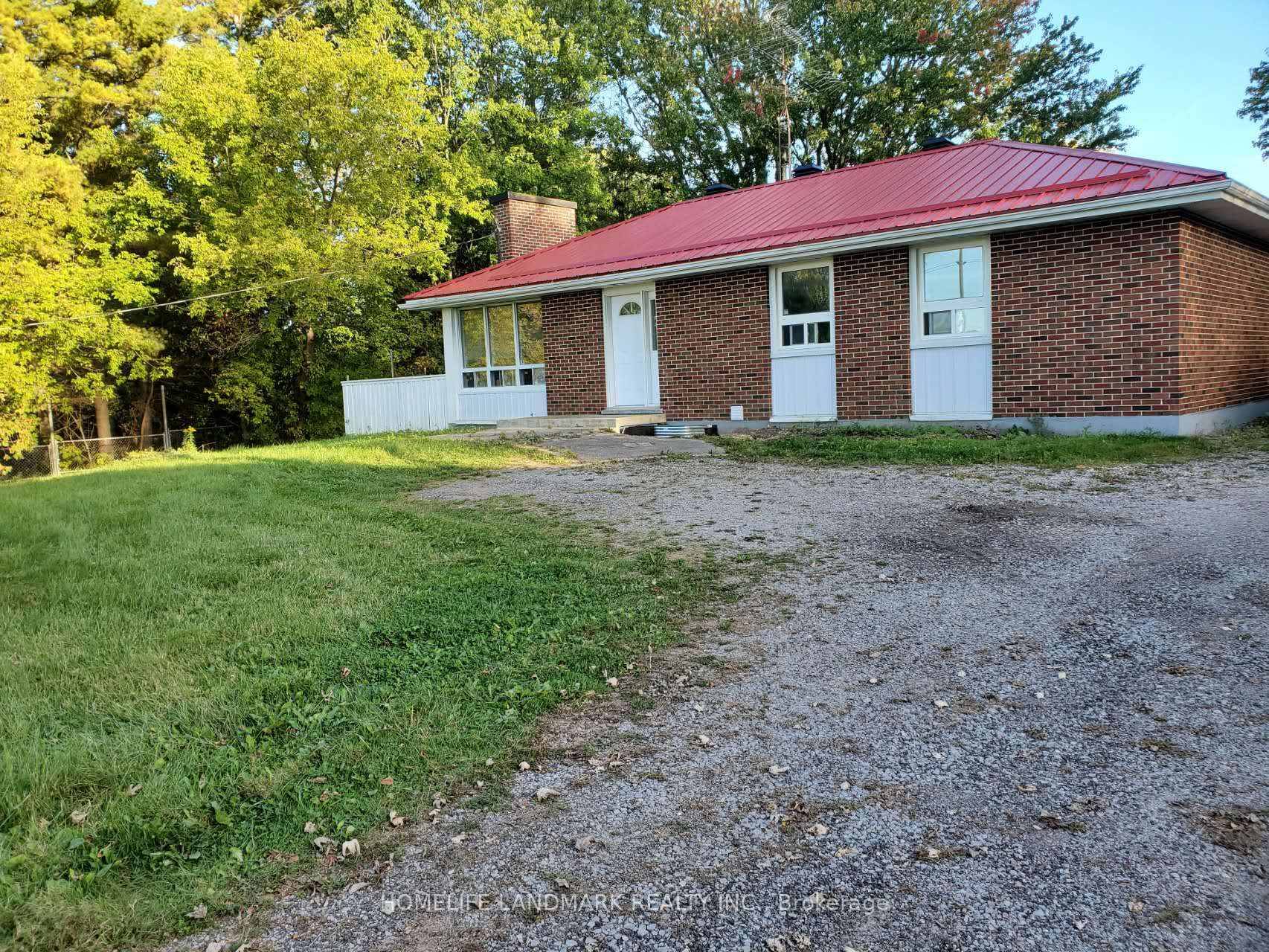 This Charming 3 bedroom Rural Bungalow, Open Concept, Lots of Natural Light, Ideal for A Small Family.
